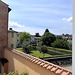 Casa Ai Giardini 2 アパート ルッカ