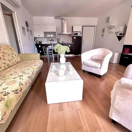 Casa Ai Giardini 2 Apartment *